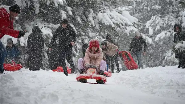 27 Şubat’ta okulların tatil edilip edilmediği öğrenciler ve veliler tarafından merak ediliyor. Özellikle İstanbul’da eğitim-öğretime ara verilip verilmeyeceği sorusu gündemdeki yerini koruyor.