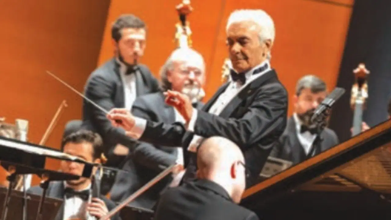 BİFO, onursal şefi Gürer Aykal yönetiminde konser verdi.