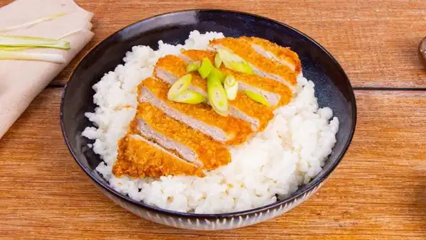 Katsudon: Japon Sofralarının Vazgeçilmez Zafer Yemeği