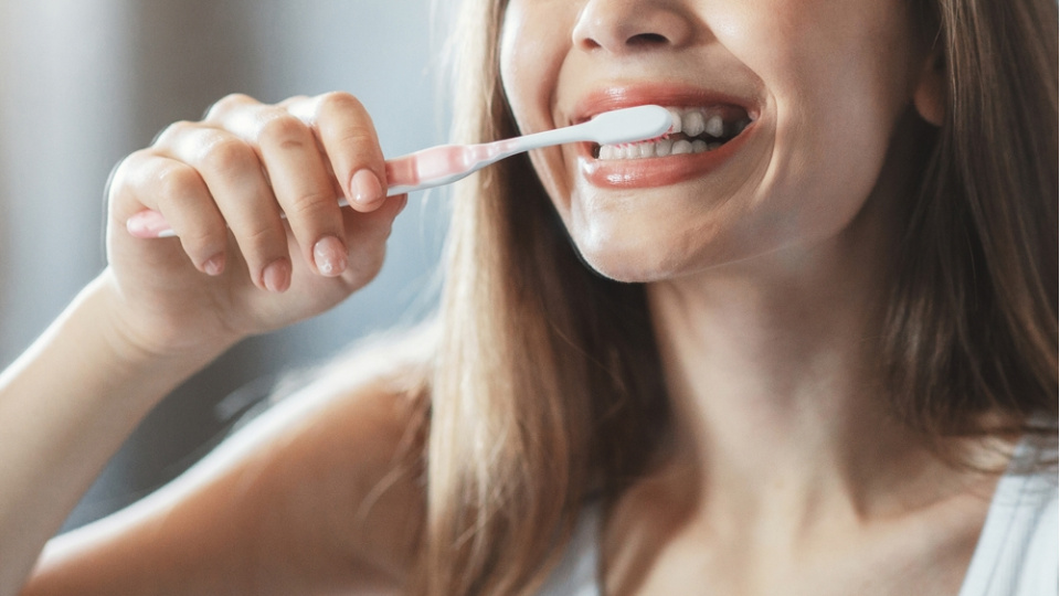 Bembeyaz bir gülüş uğruna sağlığınızdan olmayın: Kontrolsüz beyazlatıcılar diş minesini “eritiyor”!