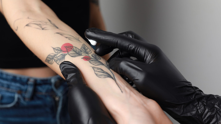 Cilt altındaki “sessiz” savaş: Dövme mürekkebi bağışıklık sistemini tetikliyor mu?