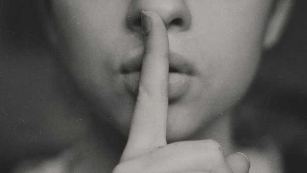 Ağzımızdan kaçıveriyor: Sır saklamak neden beynimizi bu kadar yoruyor?