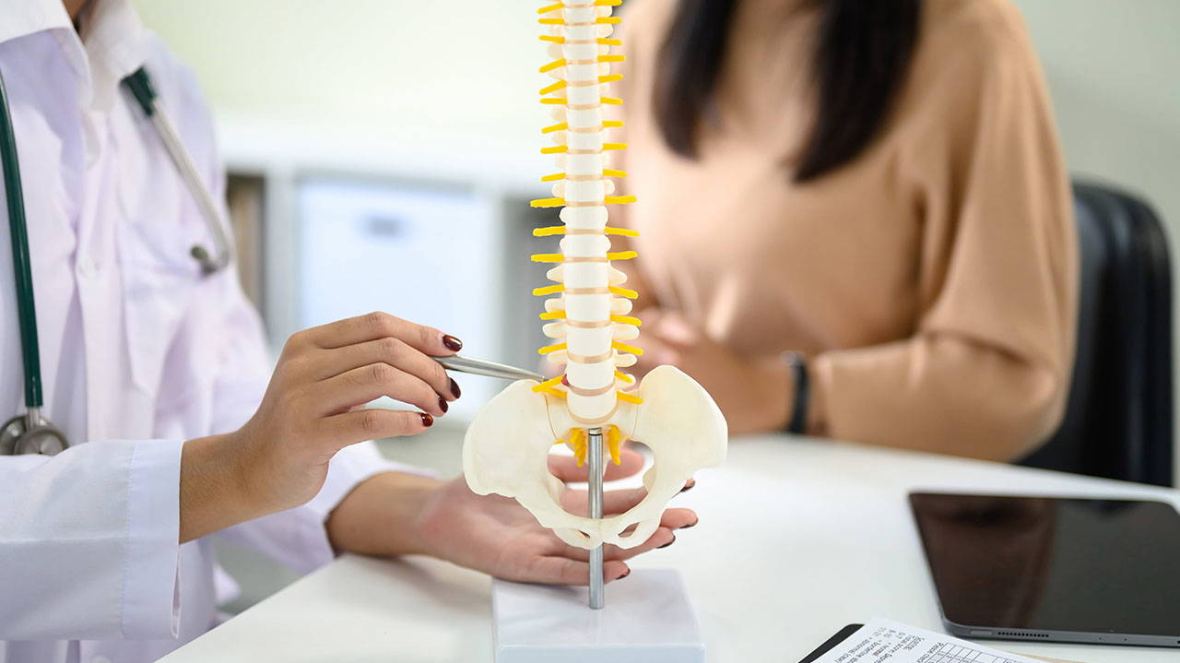Bel fıtığıyla karıştırılıyor ama daha riskli: Omurga daralması sinsi ilerliyor