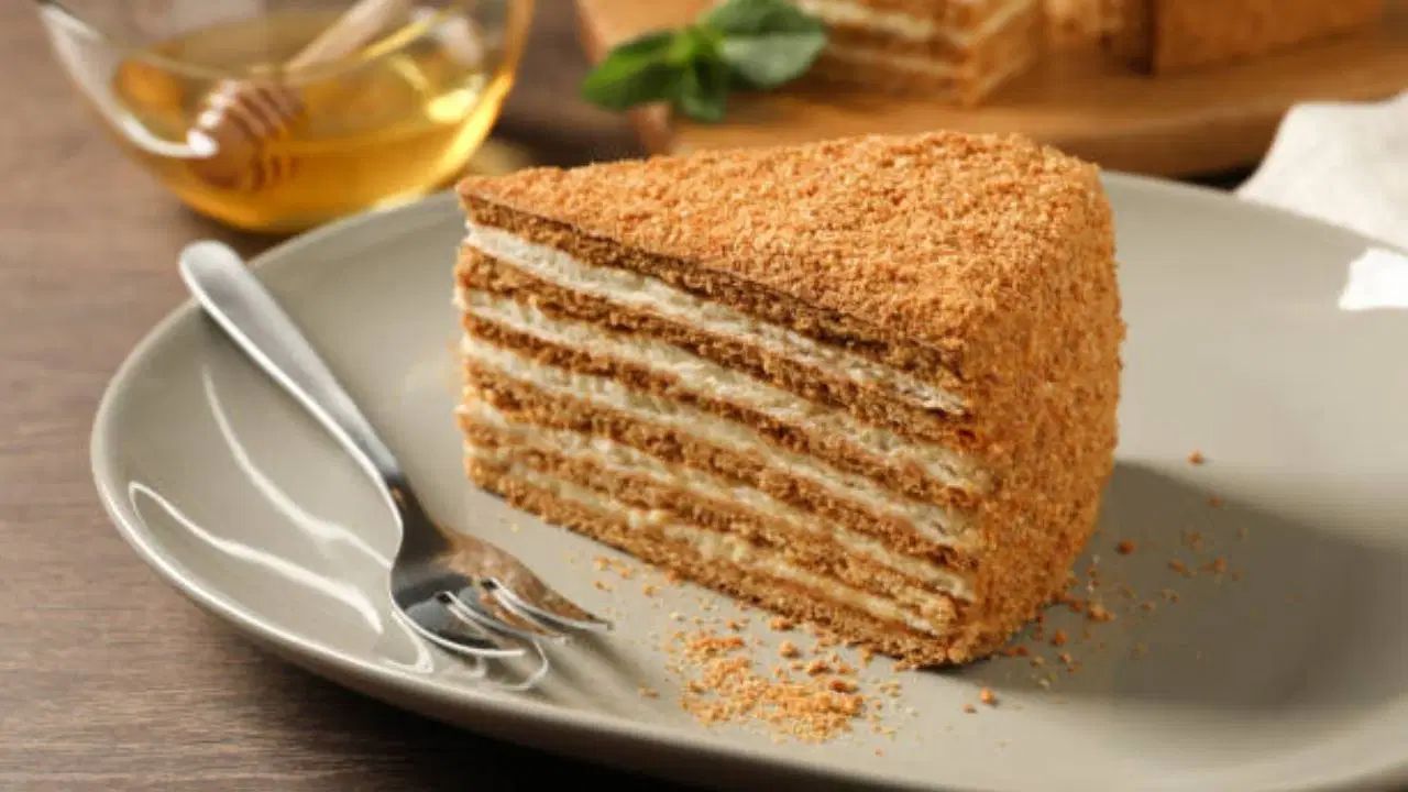 Rus Mutfağının “Bin Katlı” Şaheseri: Medovik ile Umami Yolculuğu