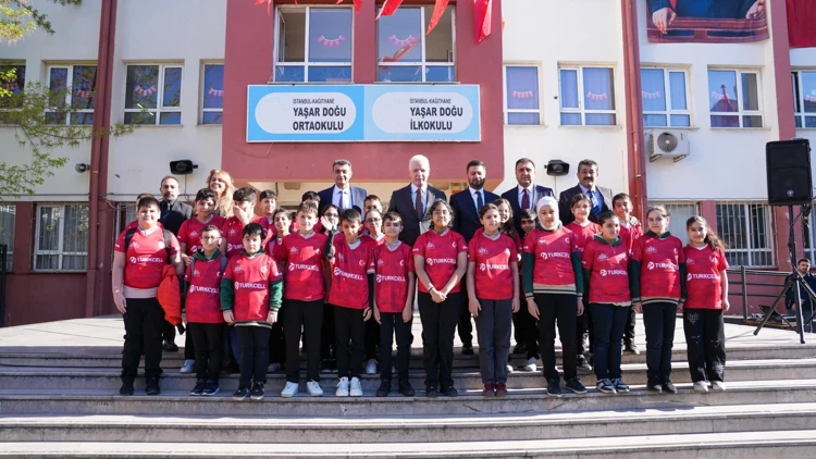 Ali Gül’den Öğrencilere Moral: Milli Forma Hediyesi