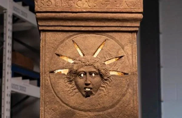 İskoçya’da Roma Işık Tanrısı Sol’a Adanmış Nadir Sunak Bulundu