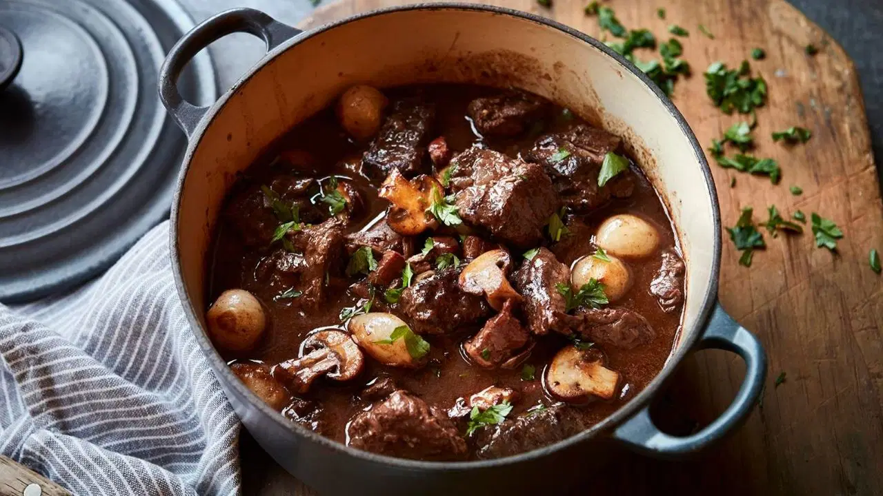 Tenceredeki Asalet: Yahnilerin Şahı Boeuf Bourguignon İle Tanışın!