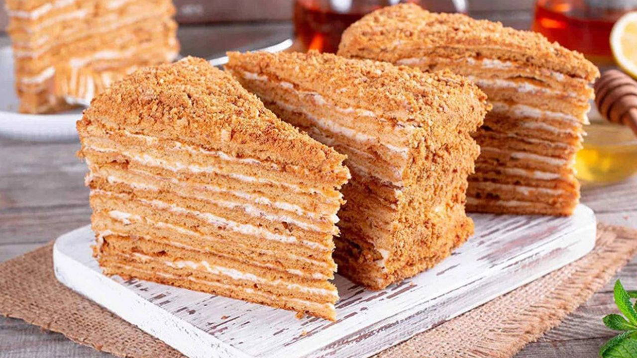 Çarlık Rusyası’ndan Kahve Masanıza: Bulut Gibi Eriyen Medovik Pastası!