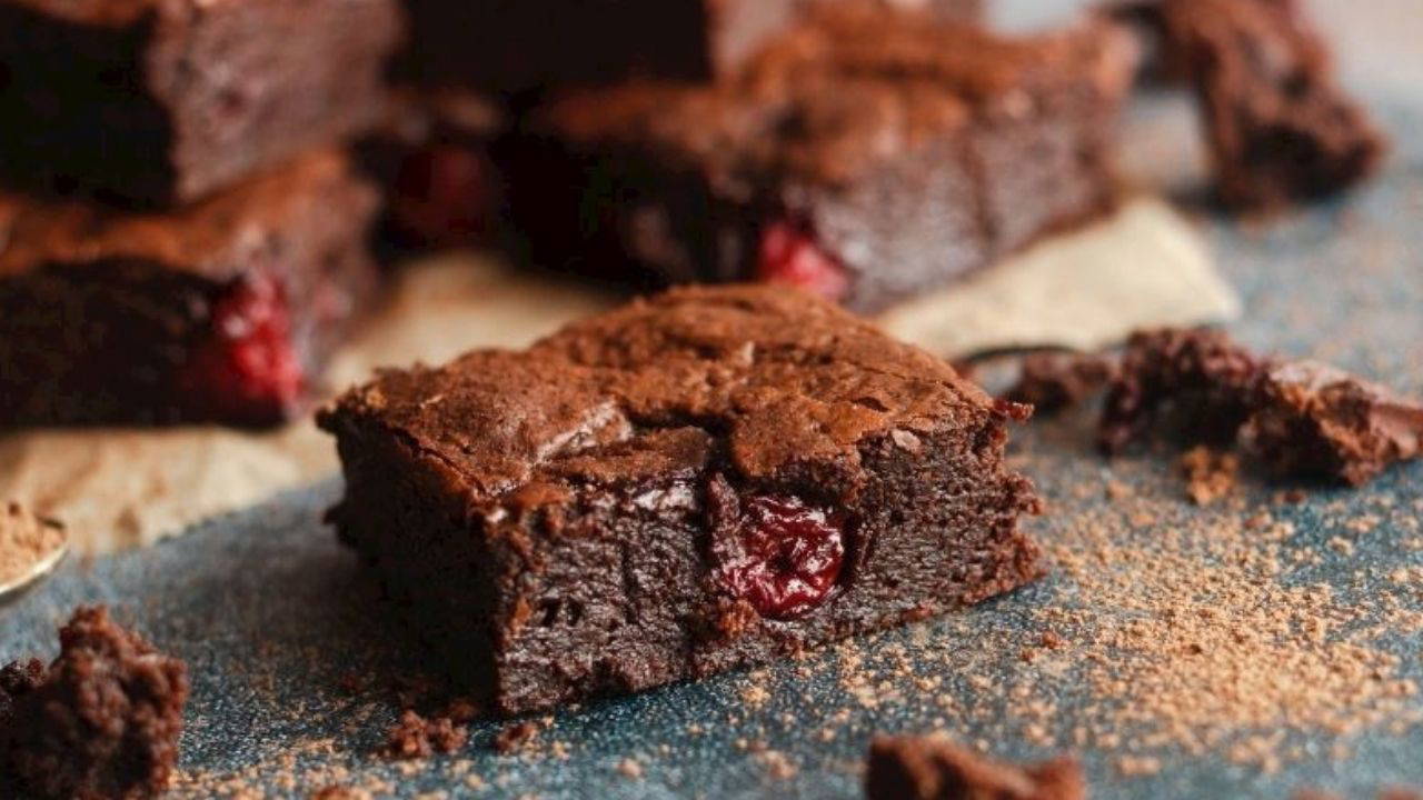 Damak Çatlatan İkili: İçi Islak Vişneli Browni Tarifi