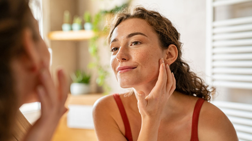Dermatologların Gözünden: Cildinizin Sağlıklı Yaşlandığını Gösteren 5 Olumlu Belirti
