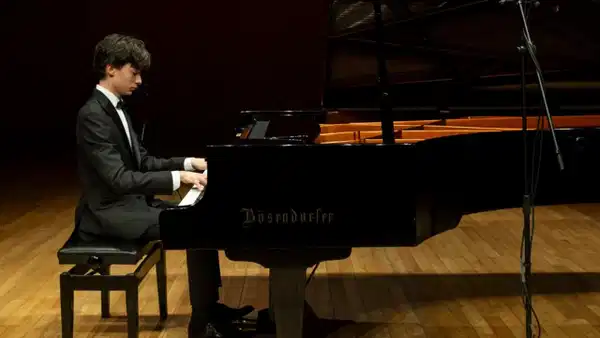 Genç Piyanistten Dikkat Çeken Performans ve Başarı