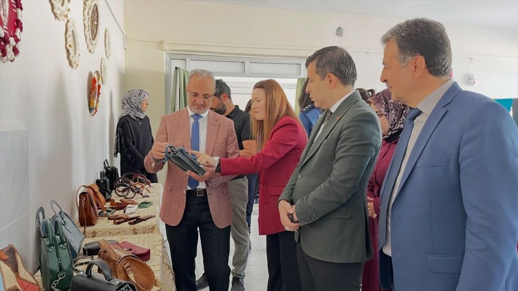 Ağın’da yıl sonu sergisi ziyaretçilere açıldı.